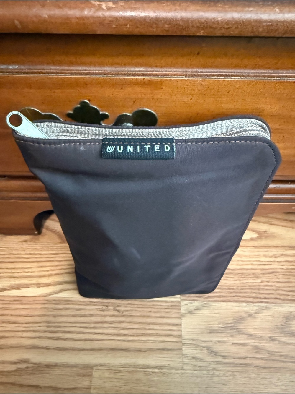 United Airlines complimentary premium cabin amenity kit pouch